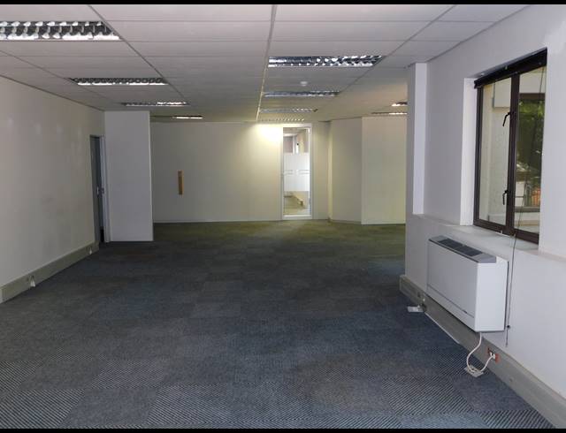 2,355M² OFFICE TO LET IN HYDE PARK